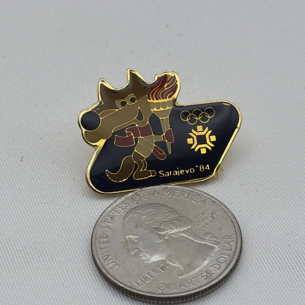 1984 Sarajevo Winter Olympic Games Vucko‎ Holding Olympic Torch Lapel Hat Pin